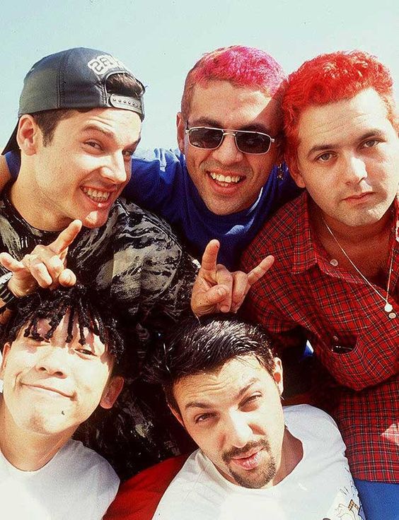 MAMONAS ASSASSINAS UM ROCK COM LETRAS DIVERTIDAS GRAVADAS NO NOSSO&nbsp;CORAÇÃO